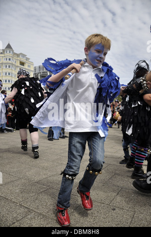 Erwachsene und Kinder Moriskentänzer in Eastbourne Lammas Festival 2013 Stockfoto