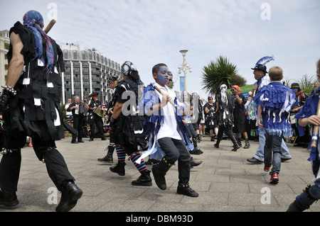 Erwachsene und Kinder Moriskentänzer in Eastbourne Lammas Festival 2013 Stockfoto