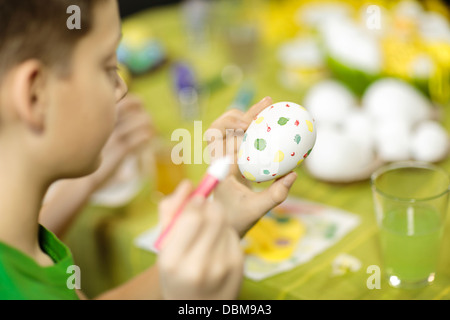 Zwei jungen Malerei Eiern, Osijek, Kroatien, Europa Stockfoto