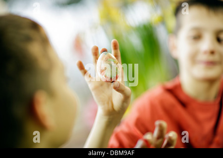 Zwei jungen Malerei Eiern, Osijek, Kroatien, Europa Stockfoto