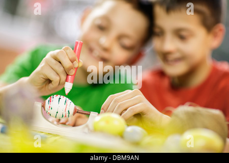 Zwei jungen Malerei Eiern, Osijek, Kroatien, Europa Stockfoto