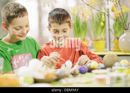 Zwei jungen Malerei Eiern, Osijek, Kroatien, Europa Stockfoto