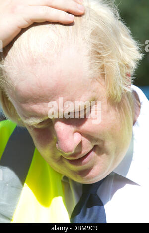 Elephant &amp; Castle, London UK. 1. August 2013. Londoner Bürgermeister Boris Johnson besucht eine Regeneration Projektwebsite Elefant & Castle in Süd-Ost-London zu Jahresbeginn eine Regeneration des Gebiets am Start "Einer der Elefant", mit einer 3 Milliarden Pfund Umwandlung, darunter ein 37 Etagen Wohnturm und neue Retail and Geschäftsraumes Credit: Amer Ghazzal/Alamy Live-Nachrichten Stockfoto