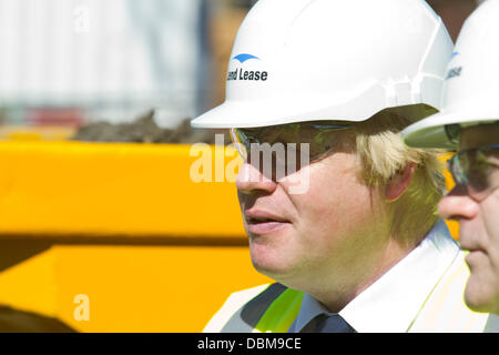 Elephant &amp; Castle, London UK. 1. August 2013. Londoner Bürgermeister Boris Johnson besucht ein Sanierungsprojekt auf Elefanten & Schloss in Süd-Ost-London zu Beginn der Erneuerung der Gegend am Start "Einer der Elefant" mit einer 3 Milliarden Pfund (3,4 Milliarden Euro) Umwandlung der Elephant &amp; Castle Bereich Credit: Amer Ghazzal/Alamy Live-Nachrichten Stockfoto