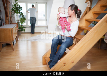 Junge Familie mit Baby Girl zu Hause, München, Bayern, Deutschland Stockfoto