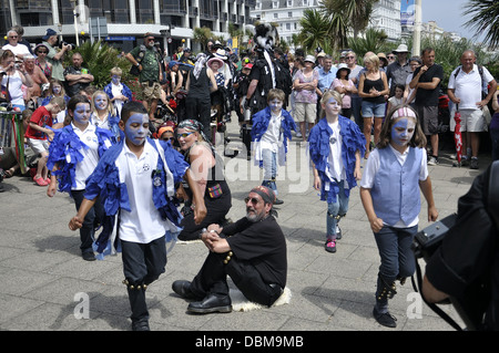 Erwachsene und Kinder Moriskentänzer in Eastbourne Lammas Festival 2013 Stockfoto