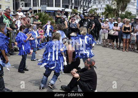 Erwachsene und Kinder Moriskentänzer in Eastbourne Lammas Festival 2013 Stockfoto