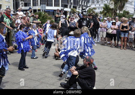 Erwachsene und Kinder Moriskentänzer in Eastbourne Lammas Festival 2013 Stockfoto