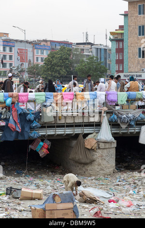 verschmutzten Kabul-Fluss im Basar von Pul-e-Bagh-e Omomi, zentrale Kabul, Afghanistan Stockfoto