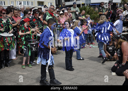 Erwachsene und Kinder Moriskentänzer in Eastbourne Lammas Festival 2013 Stockfoto