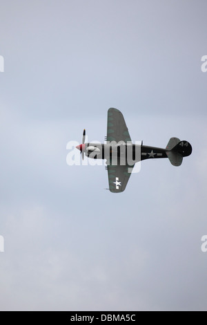 North American P - 51D Mustang auf der 2013 Sunderland International Airshow fliegen. Stockfoto