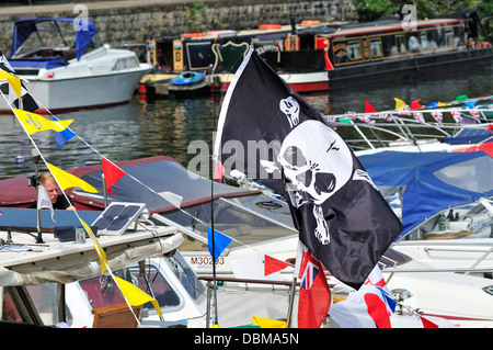 Maidstone, Kent, England, UK. Jährliche Maidstone River Festival (27. Juli 2013) Jolly Roger / Totenkopf Pirat Flagge Stockfoto