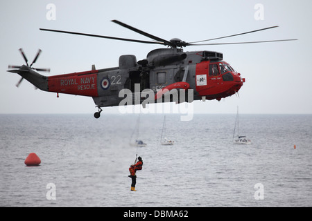 Ein Hubschrauber der Royal Navy Westland Sea King HU5 zeigt eine Nordsee-Rettung. Stockfoto