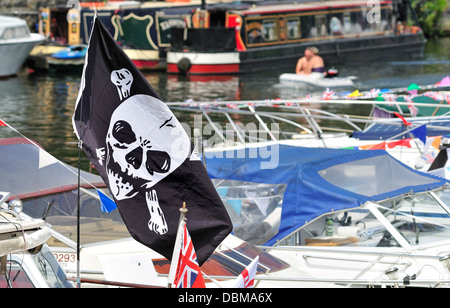 Maidstone, Kent, England, UK. Jährliche Maidstone River Festival (27. Juli 2013) Jolly Roger / Totenkopf Pirat Flagge Stockfoto