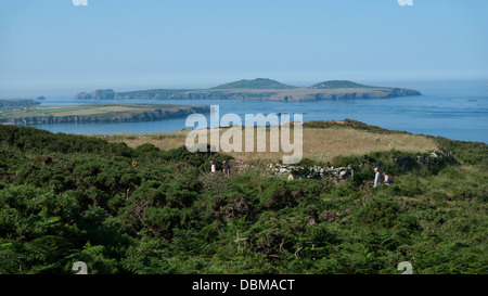 Ein Blick auf Ramsey Island, Whitesands Bay und Menschen zu Fuß auf den Weg nach St. David's Head Pembrokeshire Wales UK KATHY DEWITT Stockfoto