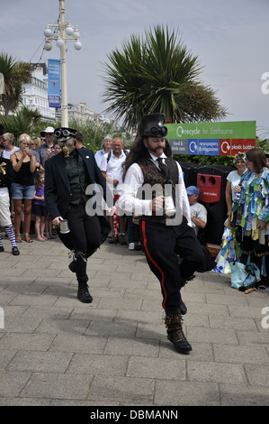 Steampunk männlichen Moriskentänzer in Kostümen tanzen an Eastbourne Strandpromenade in Eastbourne Lammas Festival 2013 Stockfoto