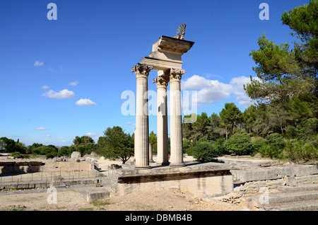 Glanum, Restored Säulen Twin korinthischen Tempels im ersten Forum Romanum von Glanum (20 v. Chr.) Stockfoto