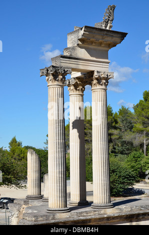 Glanum, Restored Säulen Twin korinthischen Tempels im ersten Forum Romanum von Glanum (20 v. Chr.) Stockfoto