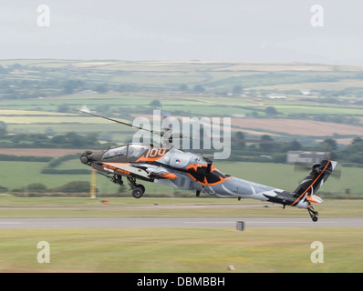 Niederländische Luftwaffe Apache Helikopter startet für einen fliegenden Display (c) Bob Sharples/Alamy Stockfoto