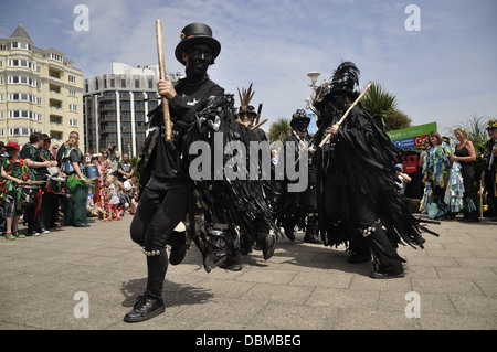 Hunters Moon Moriskentänzer in Kostüm und Make-up am Meer während Eastbourne Lammas Festival 2013 Stockfoto