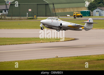 Gloster Meteor Jet WA591 fliegt über die Start-und Landebahn an RNAS Culdrose (c) Bob Sharples/Alamy Stockfoto