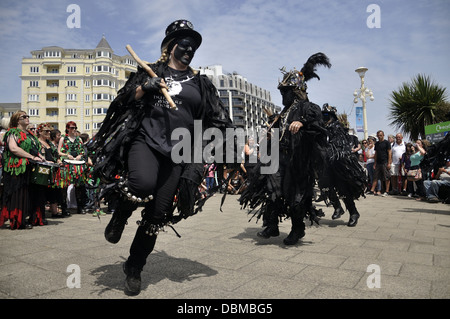 Hunters Moon Moriskentänzer in Kostüm und Make-up am Meer während Eastbourne Lammas Festival 2013 Stockfoto