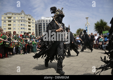 Hunters Moon Moriskentänzer am Meer in Eastbourne während der Lammas Festival 2013 Stockfoto