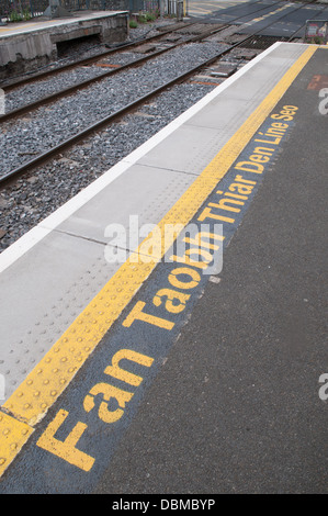 Halten Sie hinter dieser Linie geschrieben auf Gälisch, Dublin, Irland. Stockfoto