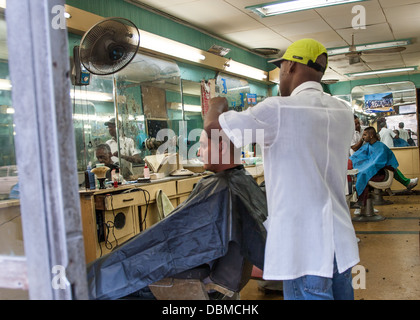 Straße-Bildschirm auf alte Stadt Havanna lokalen Friseure Stockfoto