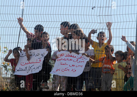 Ramallah, Westjordanland, Palästinensische Gebiete. 1. August 2013. Palästinensische Kinder sitzen auf einem Zaun während einer Demonstration zur Solidarität mit Beduinen Bürgerinnen und Bürger, in der Nähe der West Bank Dorf Hizma, Süd-östlich von Ramallah 1. August 2013. Einige 60 Demonstranten protestierten gegen einen israelischen Kabinett Plan, rund 30.000 Beduinen Bürgerinnen und Bürger zu verlagern, die in unbekannte Dörfer im südlichen Negev Israels Leben in Städten von Zies Kredit gebaut verlegen und Wüste: Issam Rimawi/APA Images/ZUMAPRESS.com/Alamy Live News Stockfoto