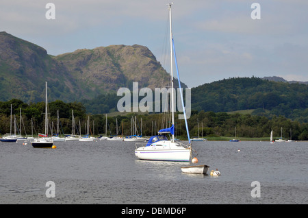 Segelboote vor Anker am Coniston Water neben Coniston Segelclub mit Seenplatte Bergen im Hintergrund. Stockfoto