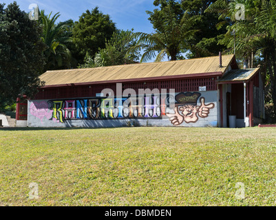 dh Waikato River NGARUAWAHIA Neuseeland Maori Graffiti öffentliche Toiletten Graffart Wandbild Stockfoto