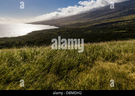 Blick vom Pi'ilani Highway, ein robustes, meist unbefestigte Straße entlang der südwestlichen Küste von Maui auf Hawaii. Stockfoto