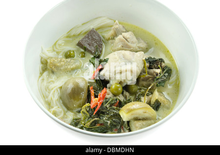 grüner Hühnercurry mit Reisnudeln in weiße Schüssel serviert Stockfoto