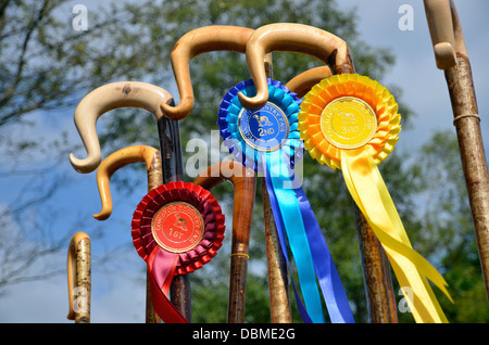 Handgefertigte Hirten Gauner und Walking-Stöcke mit Rosetten an Coniston Country Fair 2013, Coniston, Lake District, England Stockfoto