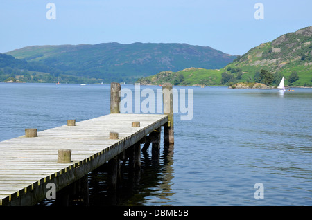 Holz-Steg oder Pier am Gelnridding an den Ufern des Ullswater, im Lake District Stockfoto