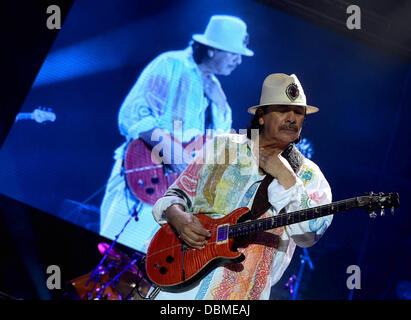 Prag, Tschechische Republik. 1. August 2013. Berühmter US-amerikanischer Gitarrist, Sänger und Komponist der mexikanischen Ursprungs Carlos Santana führt Leben in Prag, Tschechien am 1. August, 2013.Credit: Katerina Sulova/CTK Foto/Alamy Live News Stockfoto