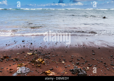 Kaihalulu Red Sand Beach in der Nähe des Dorfes Hana auf der berühmten Straße nach Hana auf der Insel Maui in Hawaii. Stockfoto