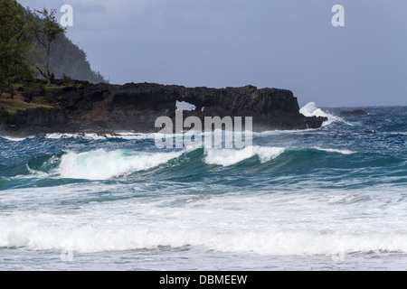 Bögen und Wellen am Kaihalulu Red Sand Beach auf Maui auf Hawaii. Stockfoto