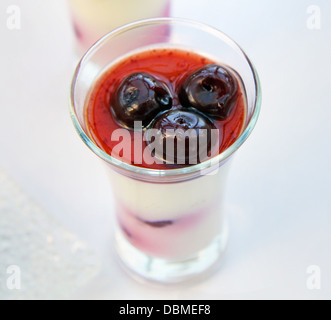 frische Schwarzwälder Kirsch-Dessert im Glas Stockfoto