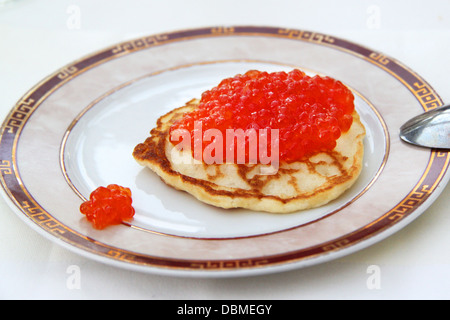 Traditionelle russische Pfannkuchen mit rotem Kaviar Stockfoto