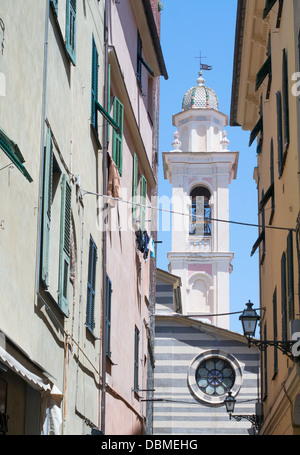 Bell Turm der St. Maria Kirche entlang einer schmalen Straße innerhalb der historischen nördlichen italienischen Albenga gesehen. Stockfoto