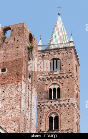Der Glockenturm der Kathedrale von St. Michael, innerhalb der historischen nördlichen italienischen Albenga Stockfoto