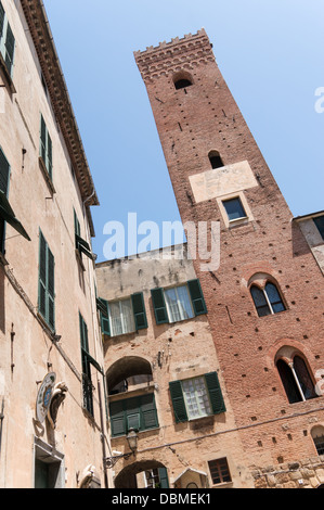 Turm der St. Michael Kathedrale in der nördlichen italienischen Altstadt von Albenga, Ligurien. Stockfoto