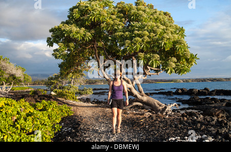 Touristischen erforscht Kings Highway, einen Küstenweg in Waikoloa auf der Big Island von Hawaii von Anaehoomalu Bay Stockfoto