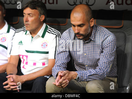 München, Deutschland. 1. August 2013. Münchens Trainer Pep Guardiola (R) und seinem Co-Trainer Domenec Torrent sitzen auf der Bank während der Fußball-Audi Cup Finale FC Bayern München Vs Manchester City FC in Allianz Arena in München, 1. August 2013. Foto: Tobias Hase/Dpa/Alamy Live News Stockfoto