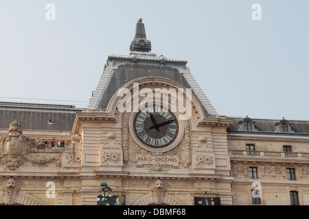 Die externe Ufer zugewandten Uhr am Musee d ' Orsay in Paris, Frankreich. Stockfoto