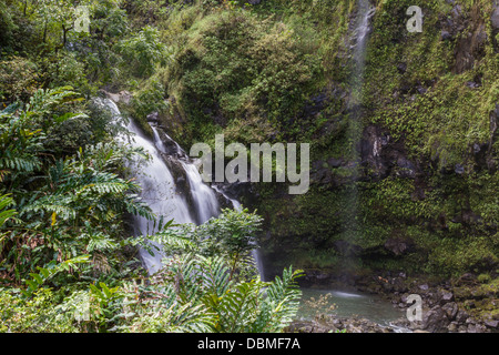 "Waikani Falls" oder "Drei Bären Falls", einer der vielen Wasserfälle entlang der Straße nach Hana auf der Insel Maui in Hawaii. Stockfoto