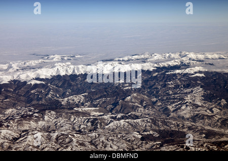 Karpaten und der blaue Himmel, Blick vom Flugzeug Stockfoto