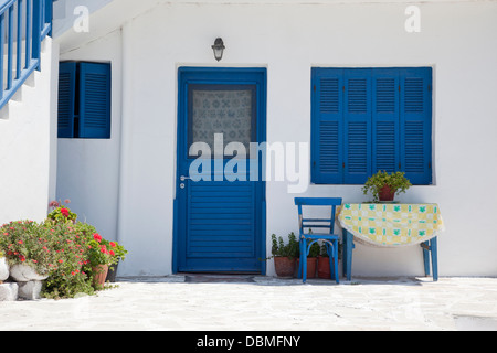 Die Außenseite eines hübschen blauen und weißen Haus in Mandraki, Nisyros, Griechenland Stockfoto